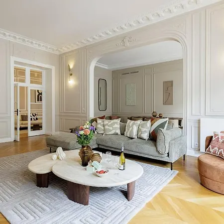 Luxe A La Francaise 