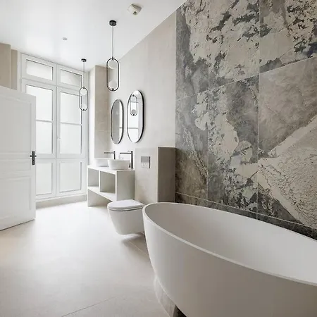 Luxe A La Francaise 