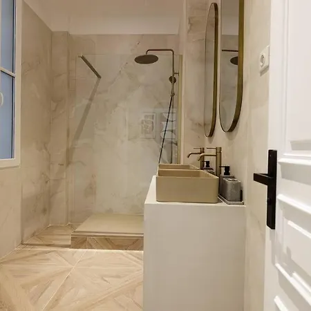 Luxe A La Francaise 