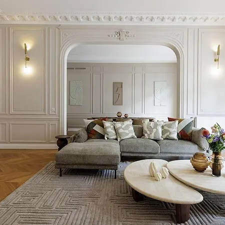Luxe A La Francaise 